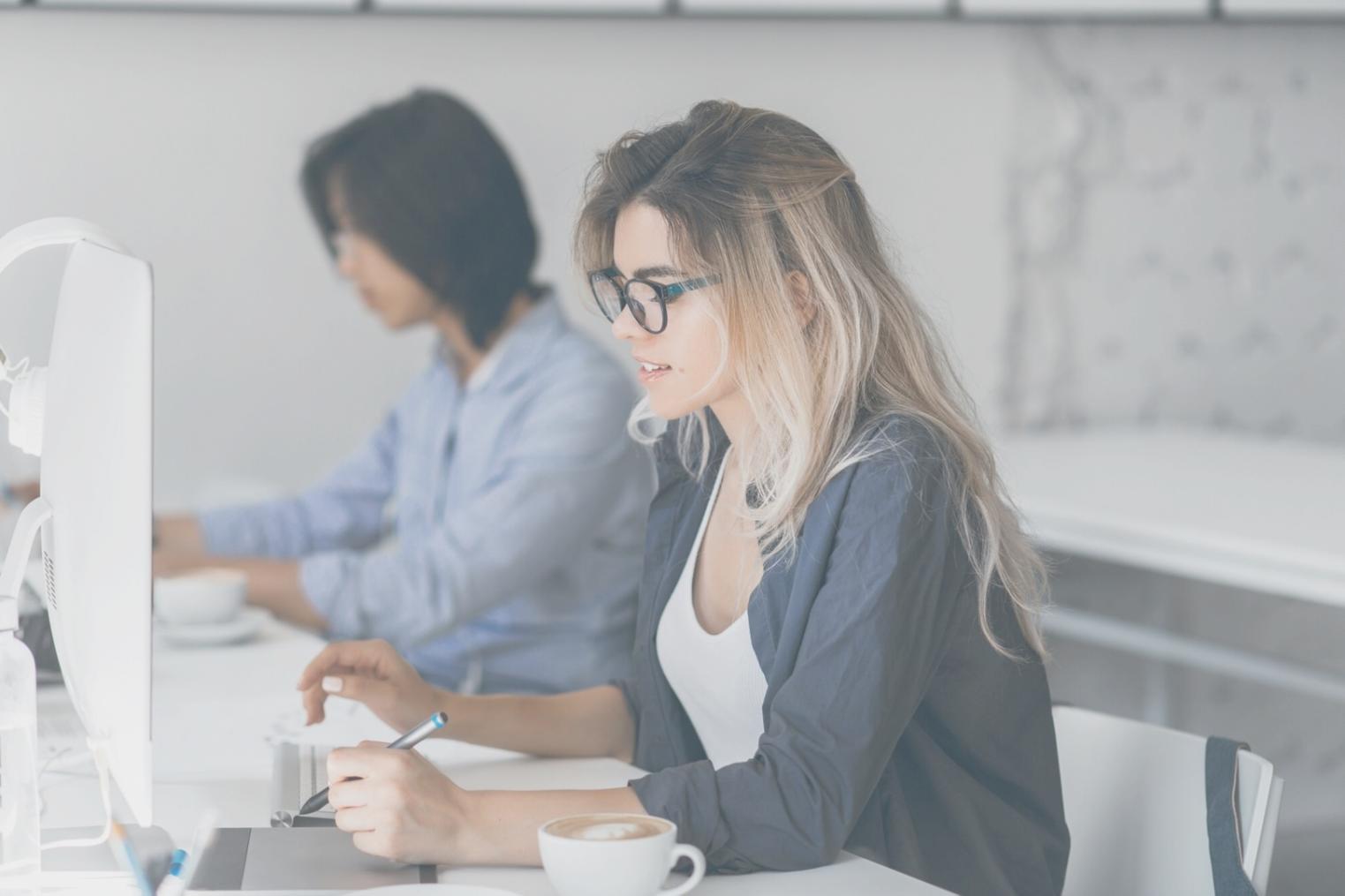 Equipo de Mistraloen trabajando en estrategias financieras innovadoras