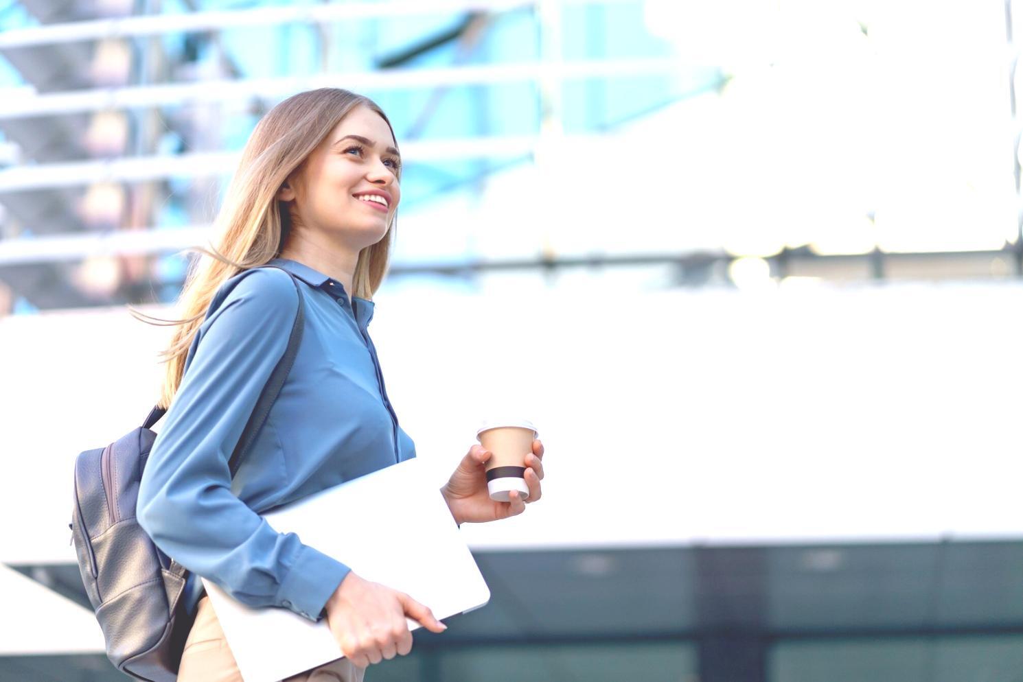 Profesionales trabajando en análisis financiero sectorial